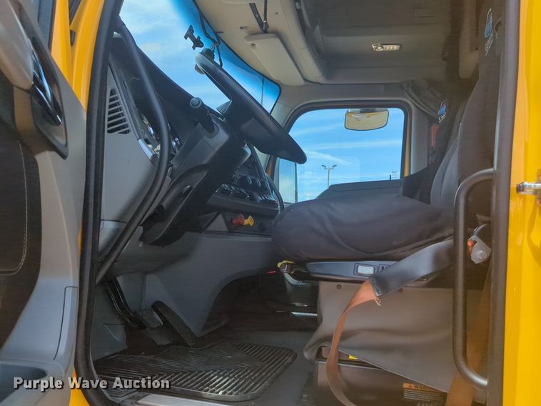 image for item NW9527 2021 Kenworth T680 semi truck