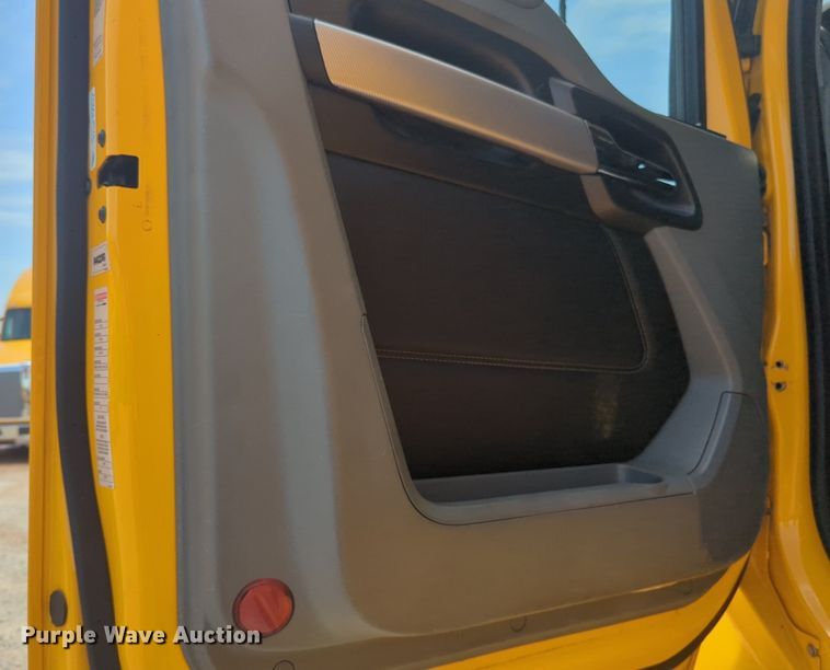 image for item NW9527 2021 Kenworth T680 semi truck