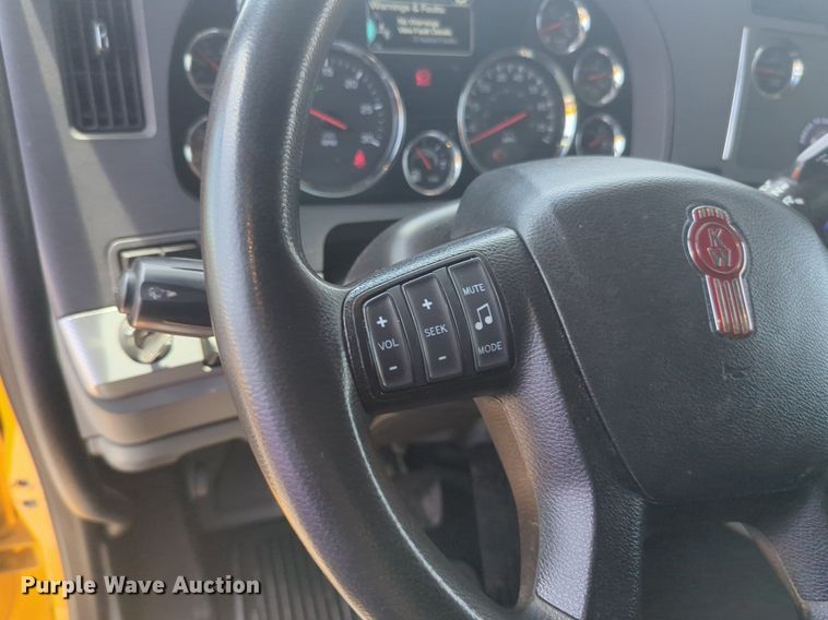 image for item NW9527 2021 Kenworth T680 semi truck