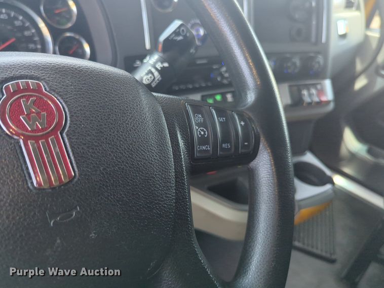 image for item NW9527 2021 Kenworth T680 semi truck