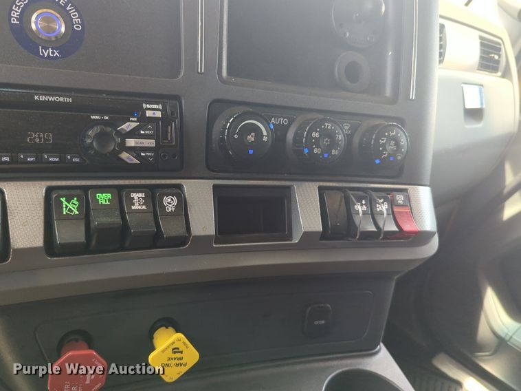 image for item NW9527 2021 Kenworth T680 semi truck