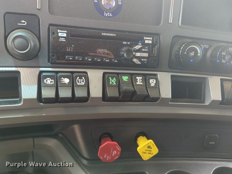 image for item NW9527 2021 Kenworth T680 semi truck