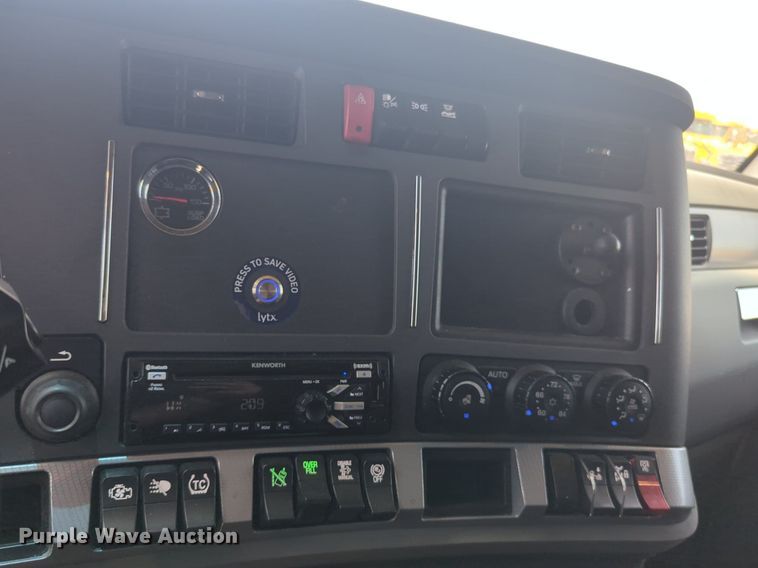 image for item NW9527 2021 Kenworth T680 semi truck