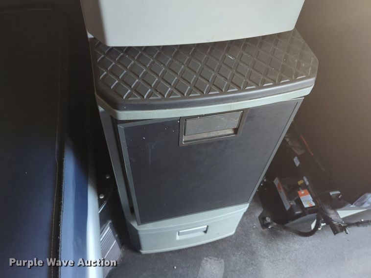 image for item NW9527 2021 Kenworth T680 semi truck