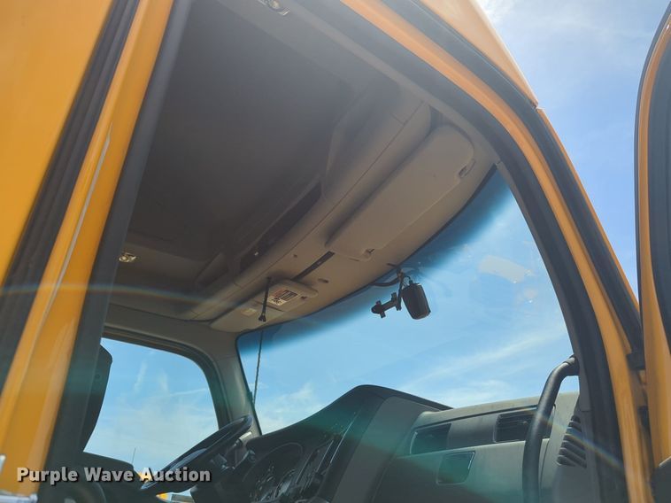 image for item NW9527 2021 Kenworth T680 semi truck