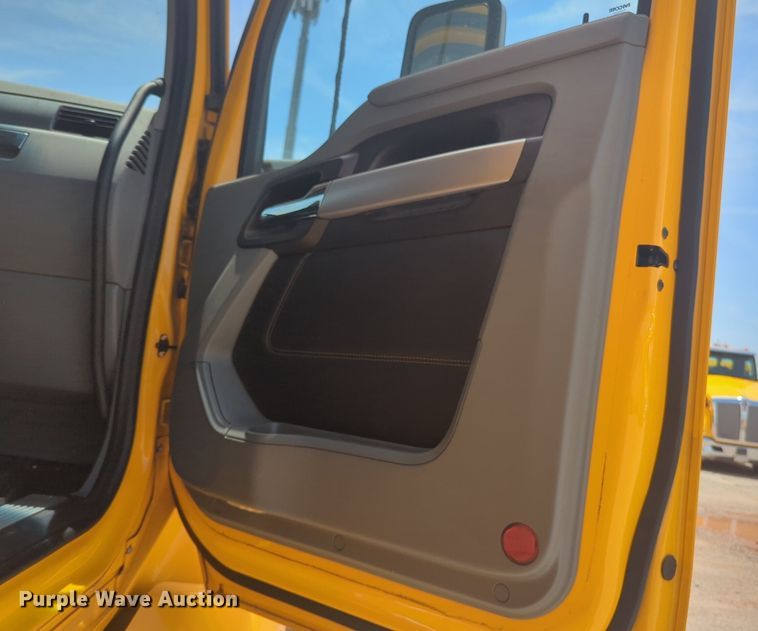 image for item NW9527 2021 Kenworth T680 semi truck