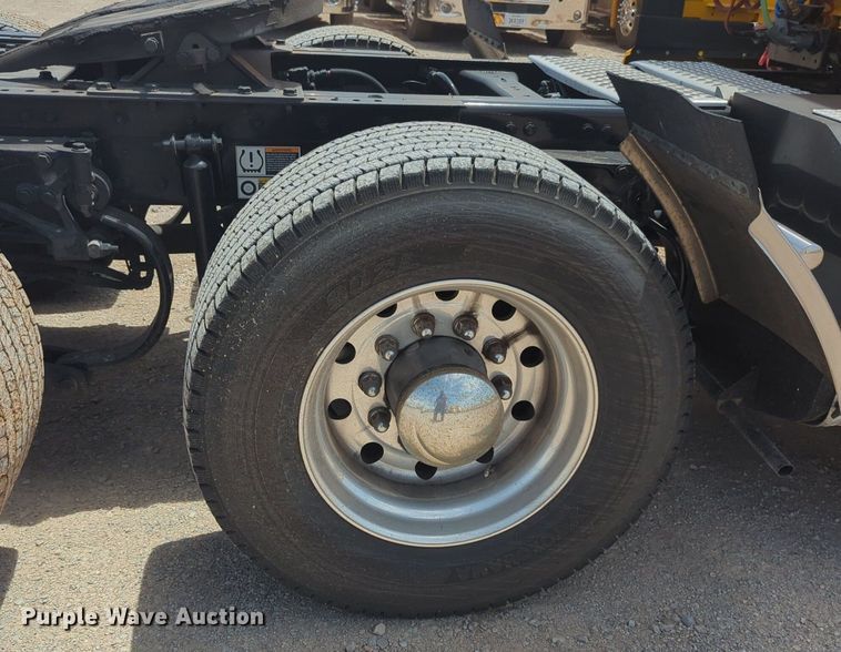 image for item NW9527 2021 Kenworth T680 semi truck