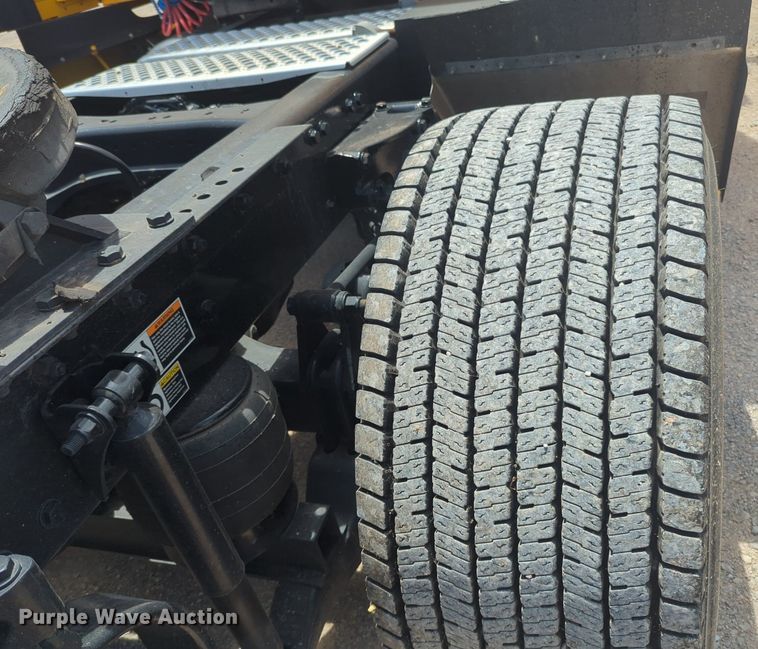 image for item NW9527 2021 Kenworth T680 semi truck