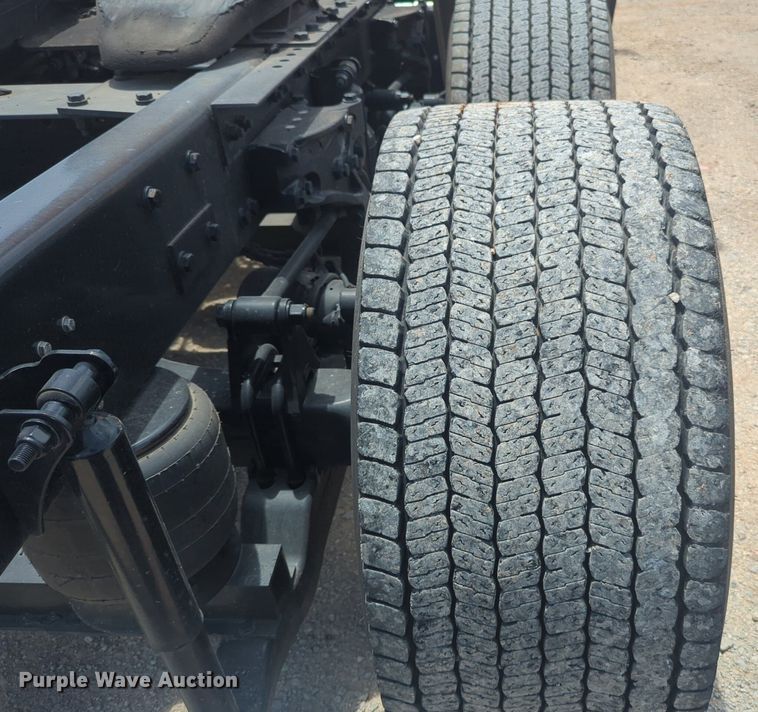 image for item NW9527 2021 Kenworth T680 semi truck