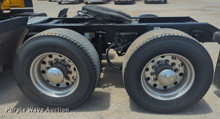 image for item NW9527 2021 Kenworth T680 semi truck