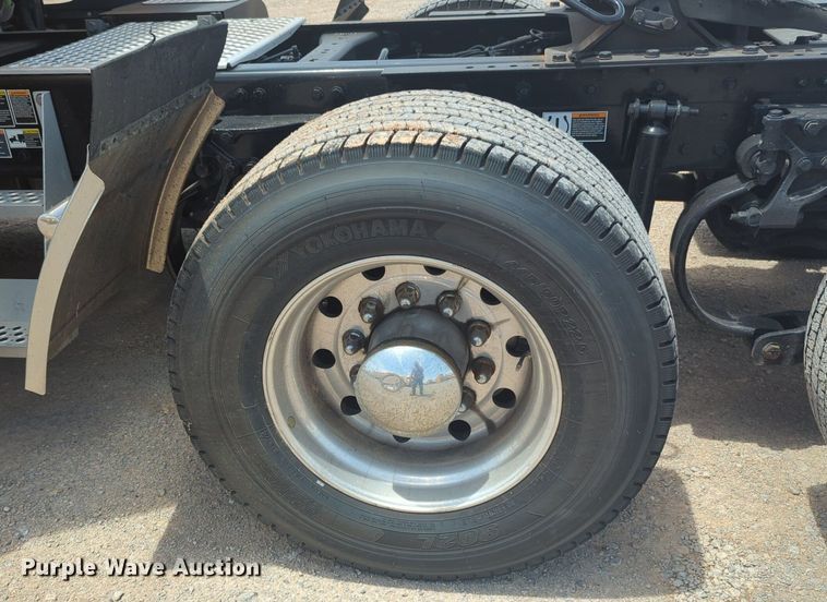 image for item NW9527 2021 Kenworth T680 semi truck