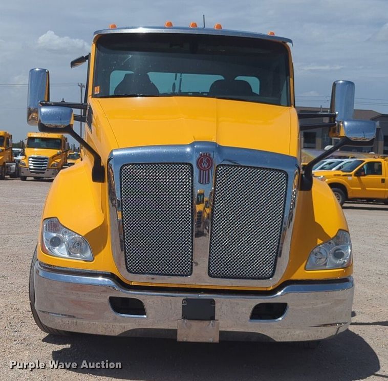 image for item NW9529 2020 Kenworth T680 semi truck