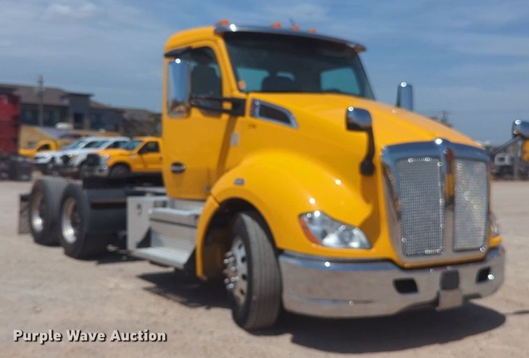 image for item NW9529 2020 Kenworth T680 semi truck