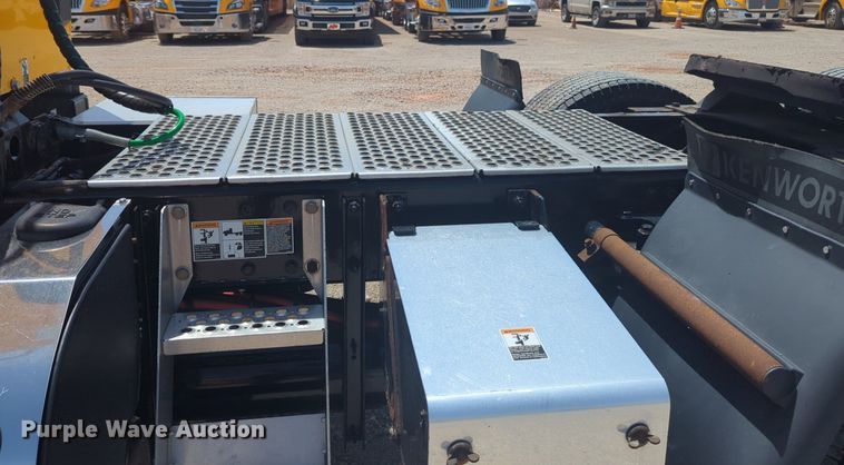 image for item NW9529 2020 Kenworth T680 semi truck