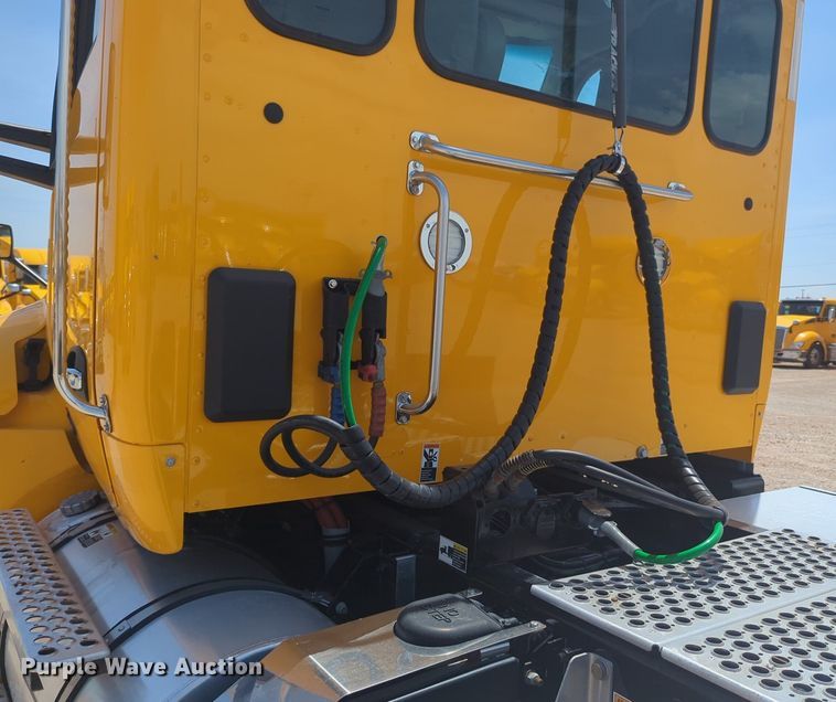 image for item NW9529 2020 Kenworth T680 semi truck