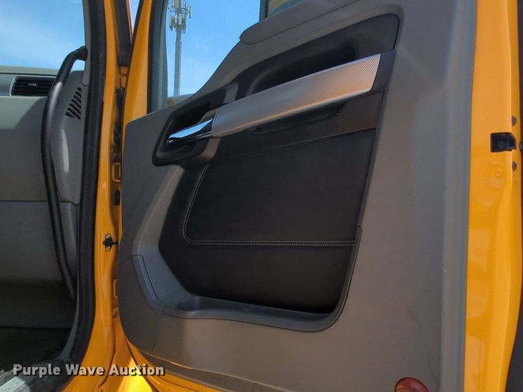 image for item NW9529 2020 Kenworth T680 semi truck