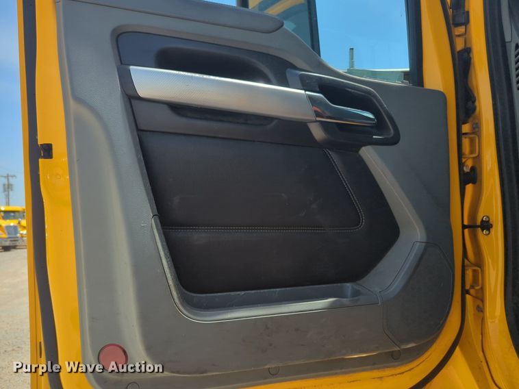 image for item NW9529 2020 Kenworth T680 semi truck