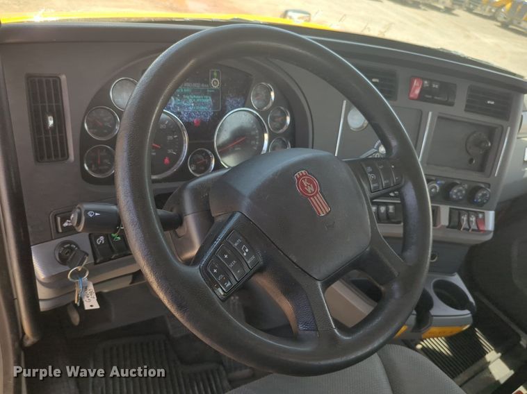 image for item NW9529 2020 Kenworth T680 semi truck