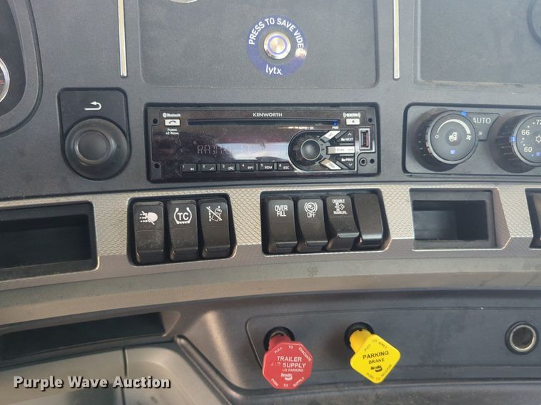 image for item NW9529 2020 Kenworth T680 semi truck