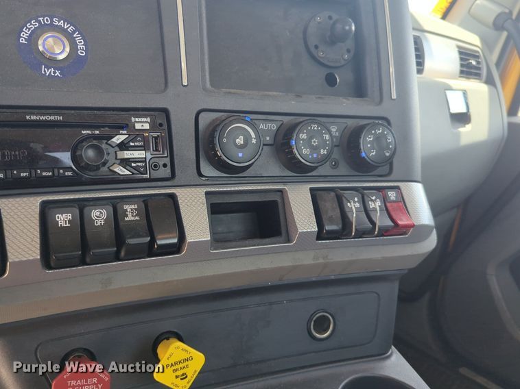 image for item NW9529 2020 Kenworth T680 semi truck