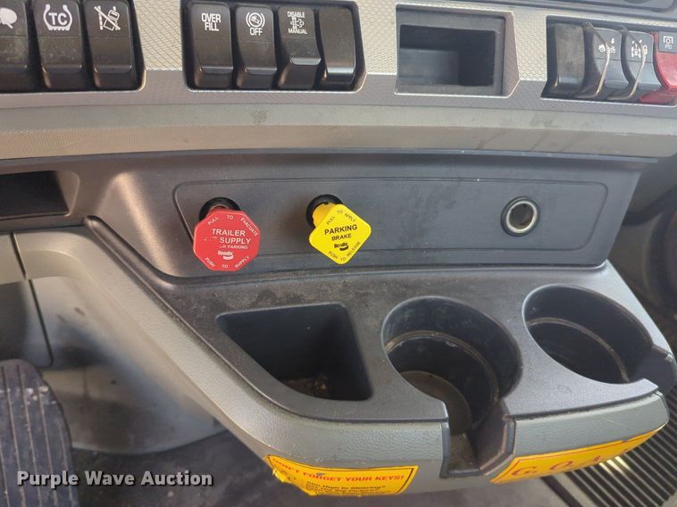 image for item NW9529 2020 Kenworth T680 semi truck