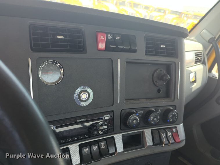 image for item NW9529 2020 Kenworth T680 semi truck