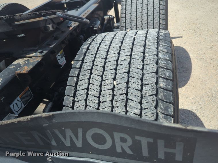 image for item NW9529 2020 Kenworth T680 semi truck