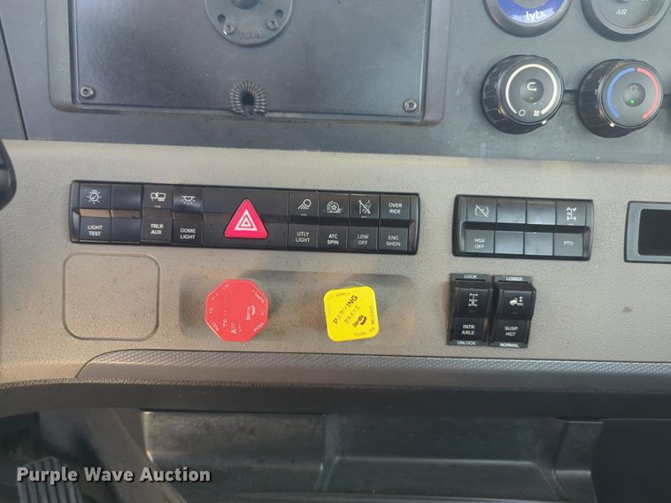 image for item NW9530 2021 Freightliner Cascadia 126 semi truck