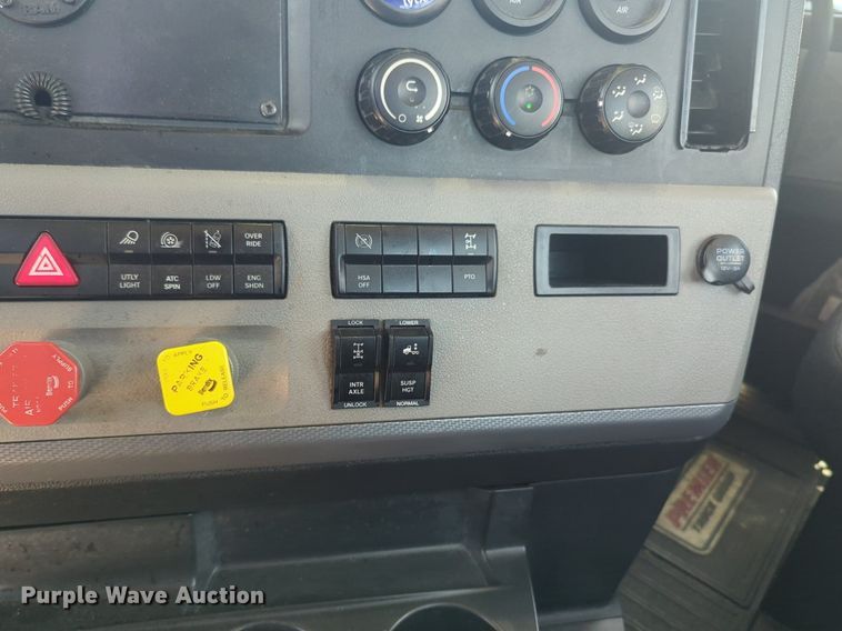 image for item NW9530 2021 Freightliner Cascadia 126 semi truck