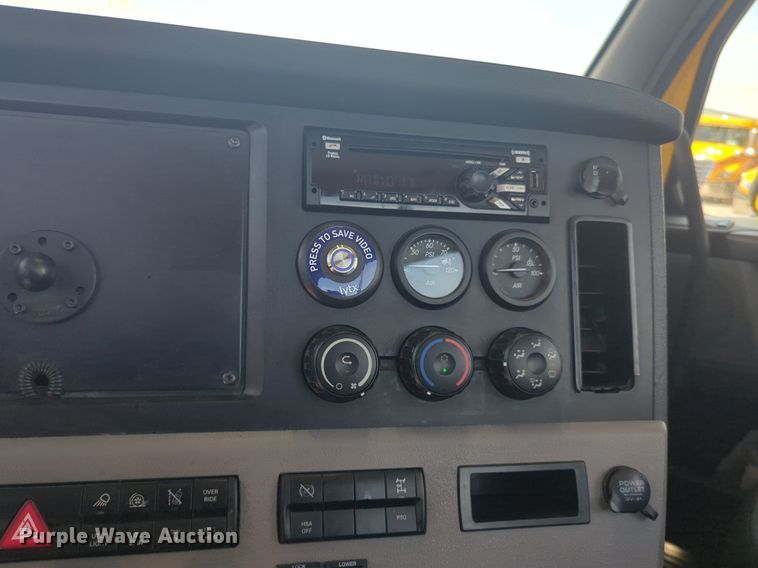 image for item NW9530 2021 Freightliner Cascadia 126 semi truck