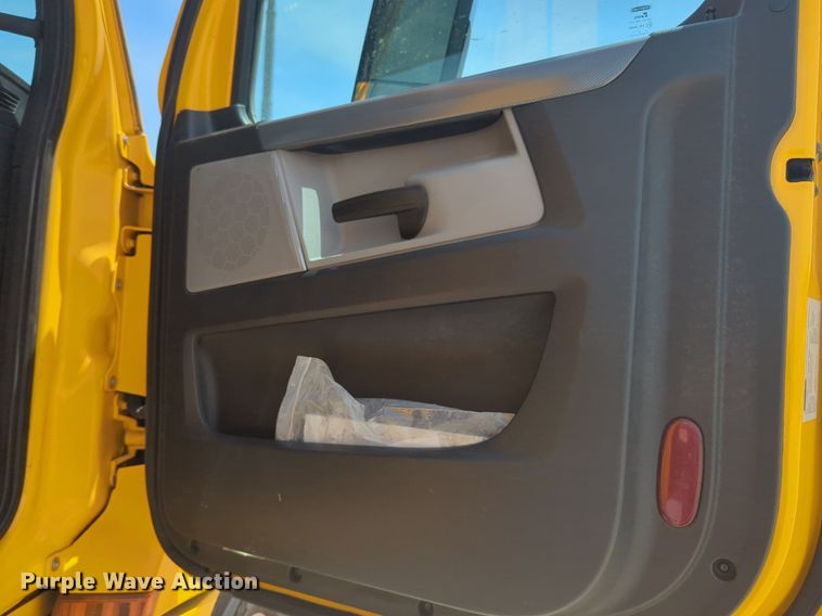 image for item NW9530 2021 Freightliner Cascadia 126 semi truck