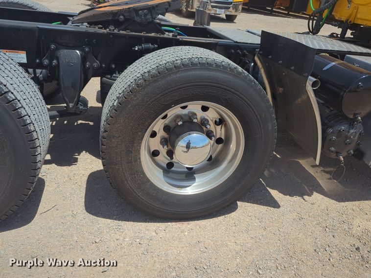 image for item NW9530 2021 Freightliner Cascadia 126 semi truck