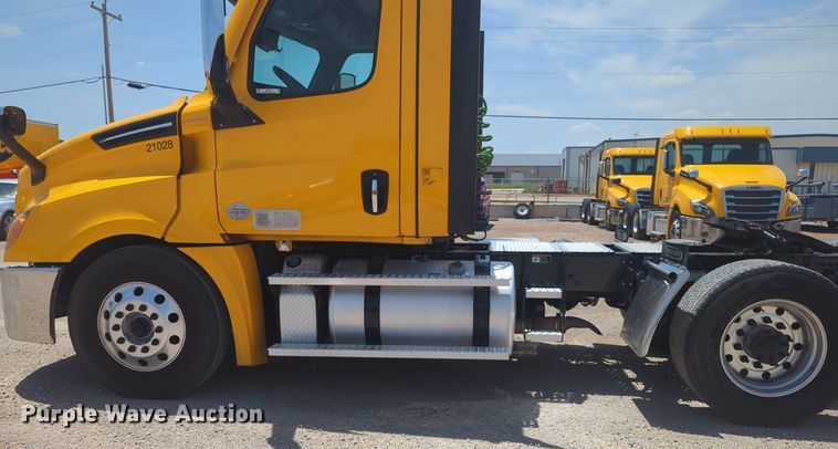 image for item NW9531 2021 Freightliner Cascadia 126 semi truck