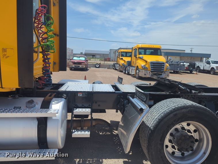 image for item NW9531 2021 Freightliner Cascadia 126 semi truck