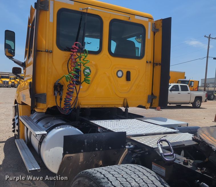 image for item NW9531 2021 Freightliner Cascadia 126 semi truck