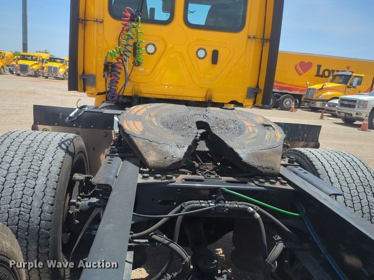 image for item NW9531 2021 Freightliner Cascadia 126 semi truck