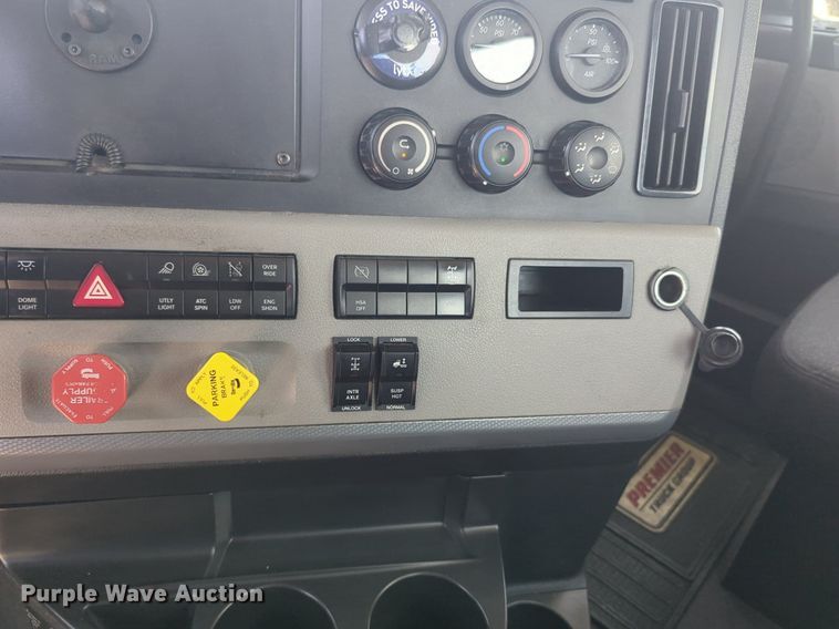 image for item NW9531 2021 Freightliner Cascadia 126 semi truck