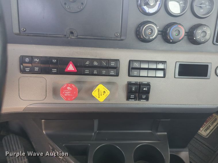 image for item NW9531 2021 Freightliner Cascadia 126 semi truck