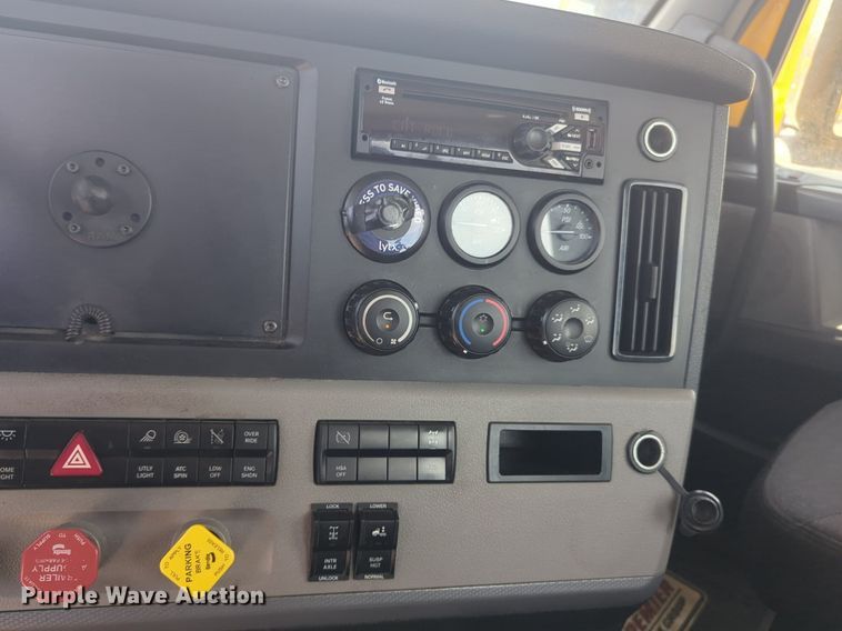 image for item NW9531 2021 Freightliner Cascadia 126 semi truck