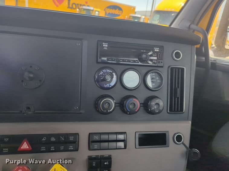 image for item NW9531 2021 Freightliner Cascadia 126 semi truck