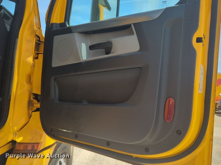 image for item NW9531 2021 Freightliner Cascadia 126 semi truck