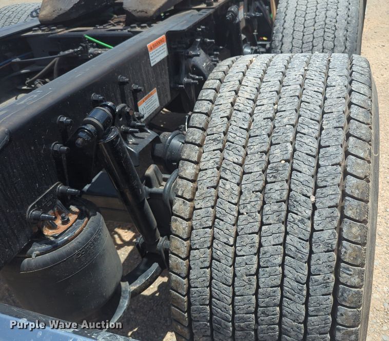 image for item NW9531 2021 Freightliner Cascadia 126 semi truck