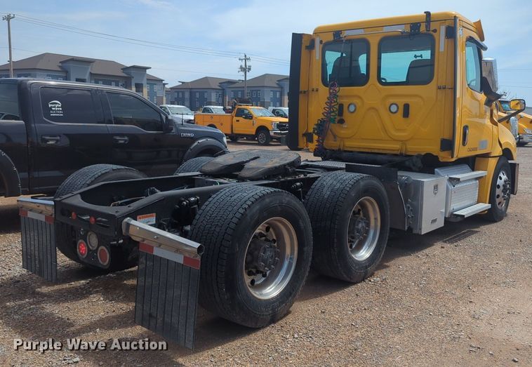 image for item NW9539 2020 Freightliner Cascadia 126 semi truck