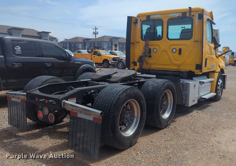 image for item NW9539 2020 Freightliner Cascadia 126 semi truck