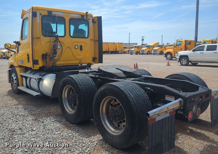 image for item NW9539 2020 Freightliner Cascadia 126 semi truck