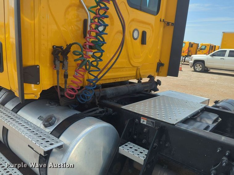 image for item NW9539 2020 Freightliner Cascadia 126 semi truck