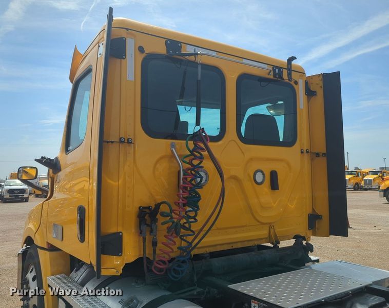 image for item NW9539 2020 Freightliner Cascadia 126 semi truck