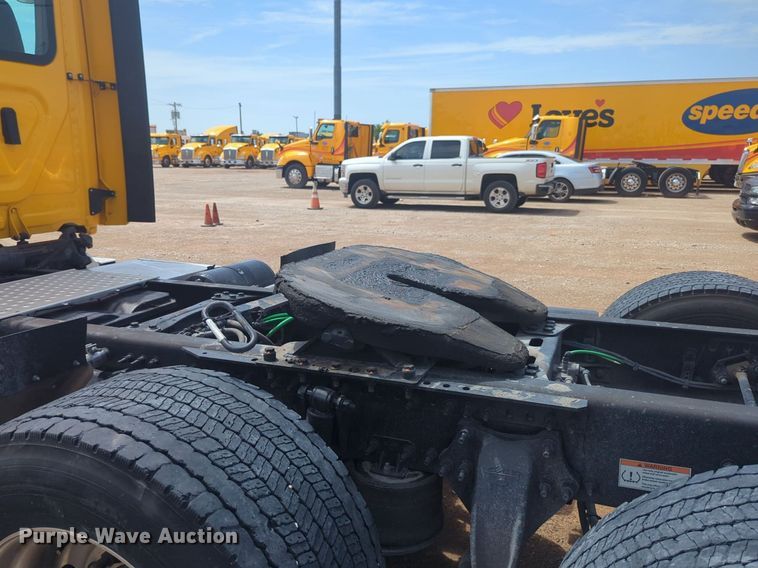 image for item NW9539 2020 Freightliner Cascadia 126 semi truck