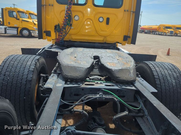 image for item NW9539 2020 Freightliner Cascadia 126 semi truck