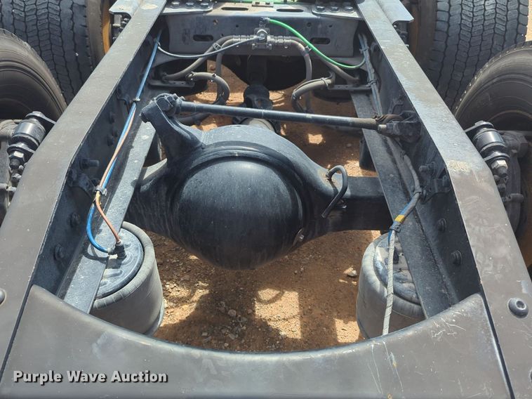 image for item NW9539 2020 Freightliner Cascadia 126 semi truck